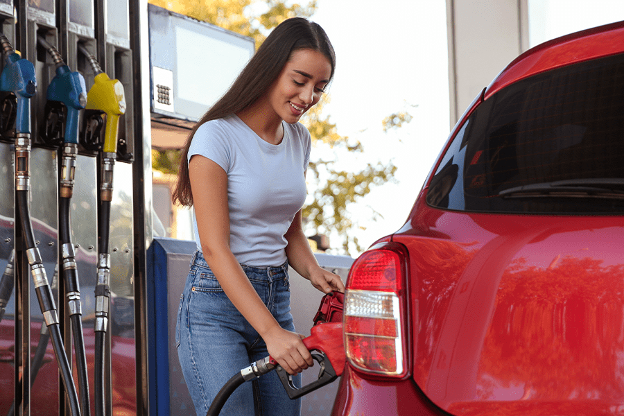 woman pumping gas and earning cash back
