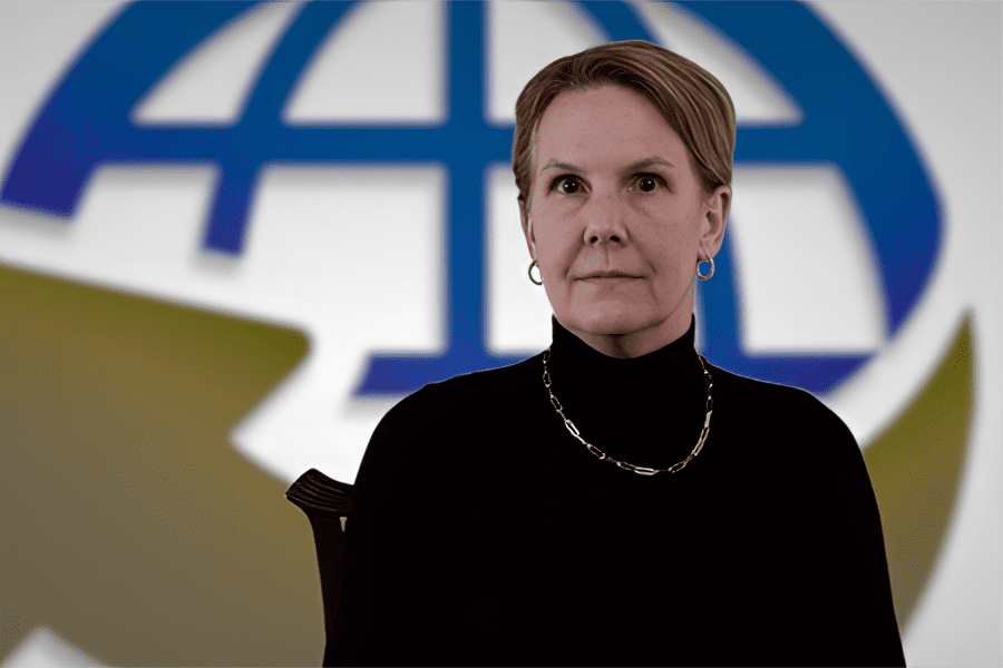 Laura Moore, BankSouth Savannah Regional Market President, discusses the HMGMA Banking Center with Savannah CEO.