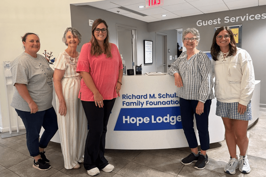 banksouth employee donating money to Hope Lodge